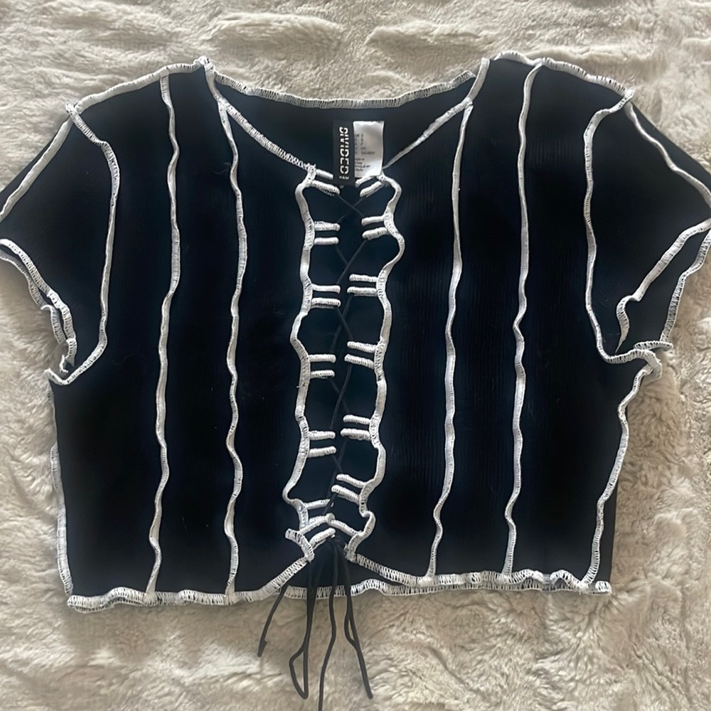 H&M Cropped Lace-Up Shirt. Black & White. Size S.